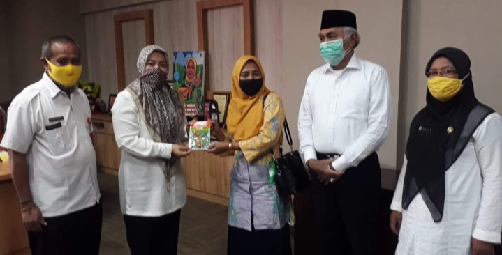 BADAN KETAHANAN PANGAN KAB.BIMA BERI BANTUAN PUPUK DAN BIBIT TANAMAN UNTUK KELOMPOK WANITA TANI DESA