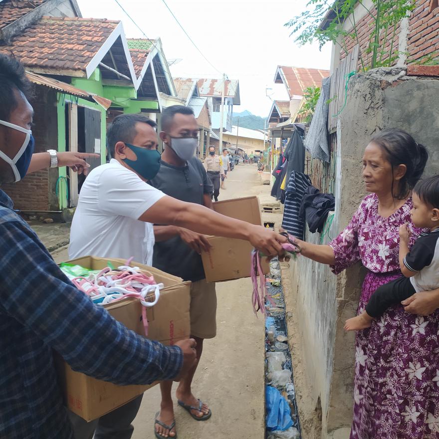 PEMBAGIAN 4000 MASKER DAN HAND SANITAISER UNTUK WARGA TENTE
