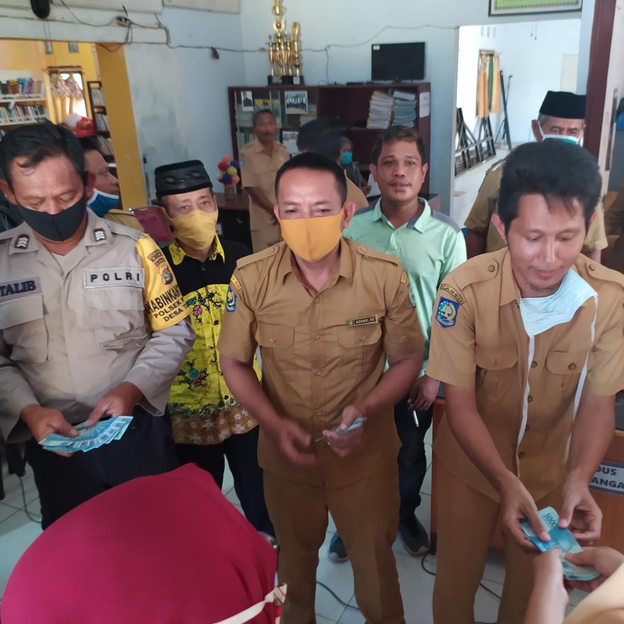 PENYERAHAN BLT TAHAP II UNTUK BULAN KE II DESA TENTE